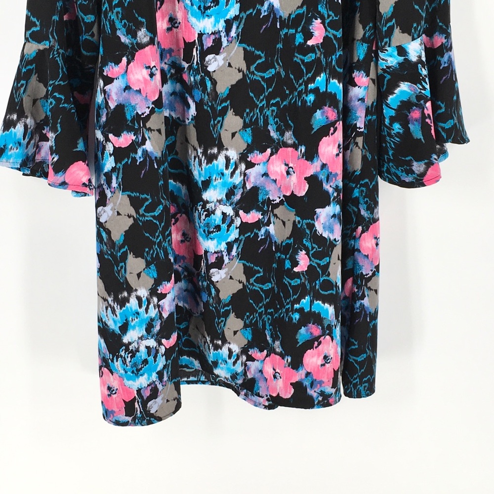 Just Fab Floral Bell Sleeve Keyhole … - Picture 3 of 8